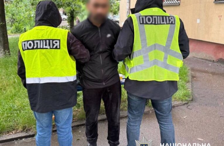 Погрожували гранатою: у Києві двоє іноземців тероризували перехожого