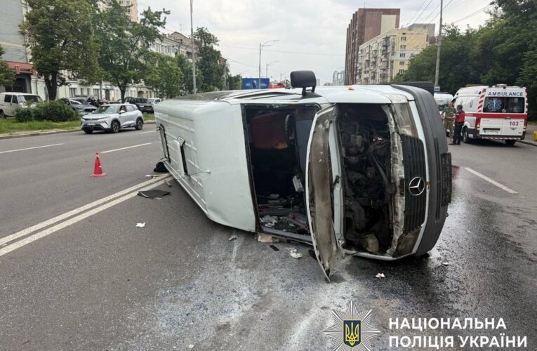 Посеред проспекту у Києві перекинувся мікроавтобус