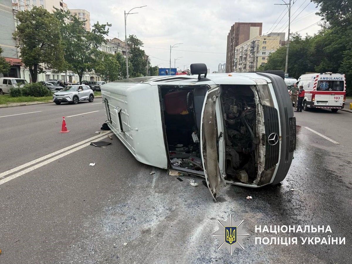 Новини Києва - Посеред проспекту у Києві перекинувся мікроавтобус