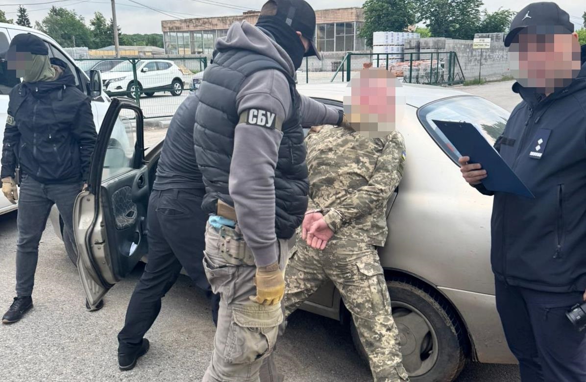 Новини України - Правоохоронець намагався "вивезти" ухилянта на надувному матраці