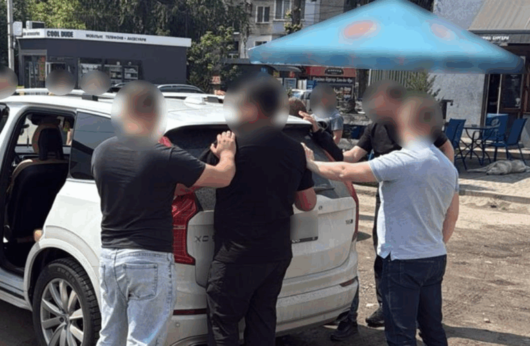 Пропонував хабар за СЗЧ: у Львові затримали родича військового