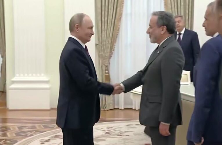 Путін зустрівся з главою МЗС Ірану