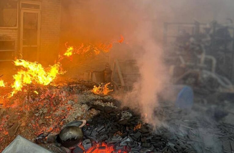 Росіяни обстріляли підприємство на Чернігівщині, виникла масштабна пожежа