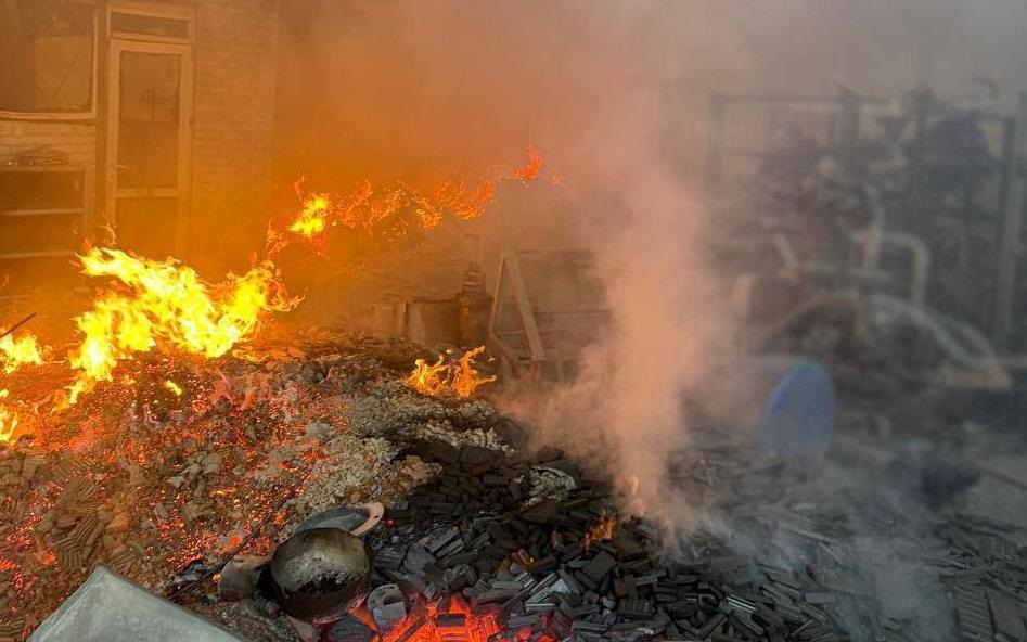 Новини України - Росіяни обстріляли підприємство на Чернігівщині, виникла масштабна пожежа