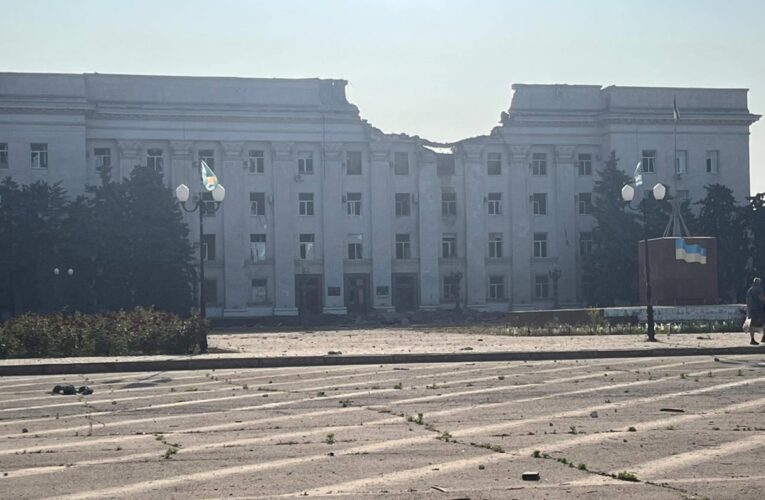 Росіяни зруйнували КАБами центр Херсона