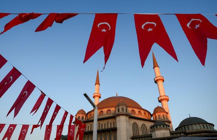 Новини світу - Російська делегація прибула до Стамбула для переговорів з Україною