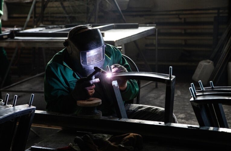 Російські заводи масово залучають робітників з Азії