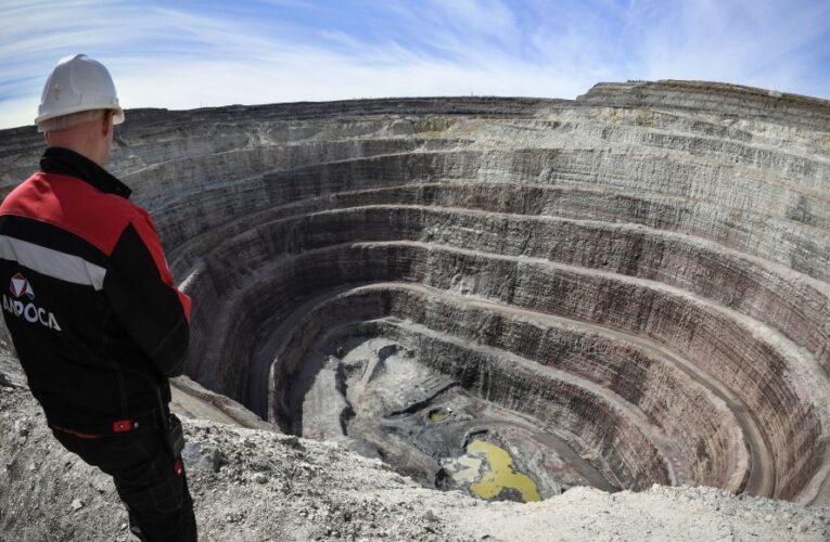 Санкції змусять Росію купувати алмази у самої себе