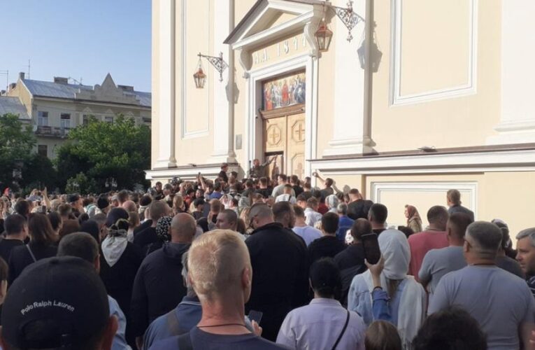 Сутичка між вірянами під собором у Чернівцях: стали відомі деталі