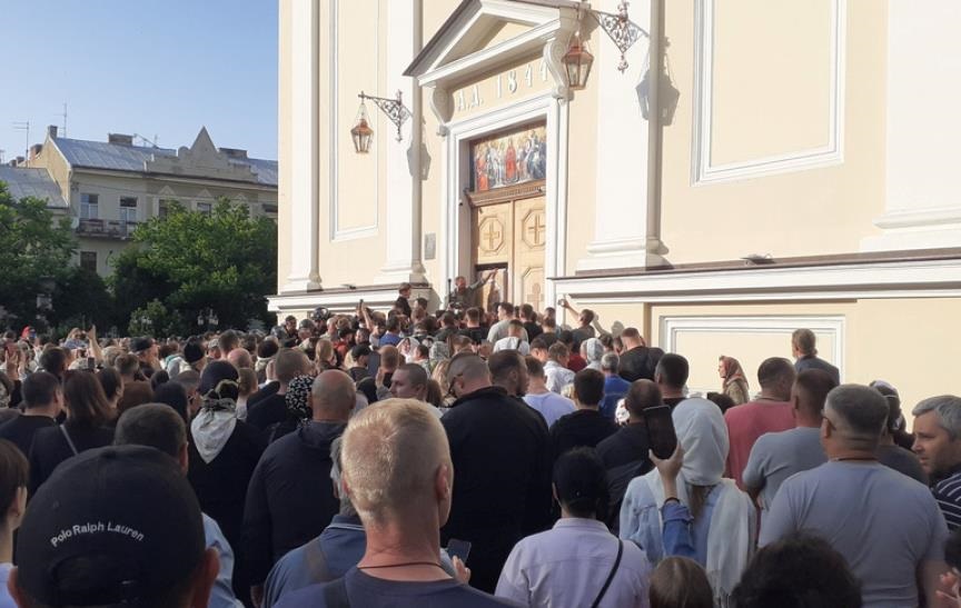 Новини України - Сутичка між вірянами під собором у Чернівцях: стали відомі деталі