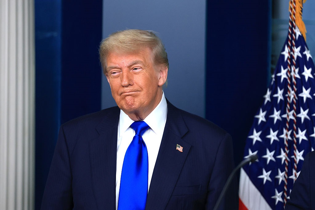 Новини світу - Трамп підписав указ про зняття санкцій з Сирії