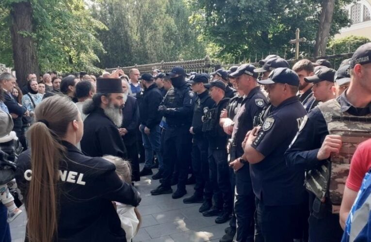 У Чернівцях сталася масштабна сутичка між вірянами УПЦ МП та ПЦУ