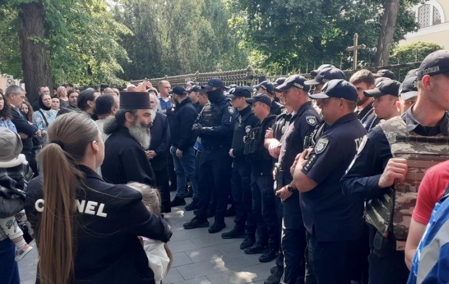 Новини України - У Чернівцях сталася масштабна сутичка між вірянами УПЦ МП та ПЦУ