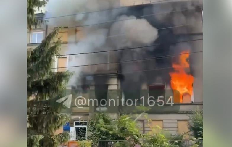 Новини України - У Харкові блискавка влучила у будівлю ТЦК, виникла пожежа - ЗМІ