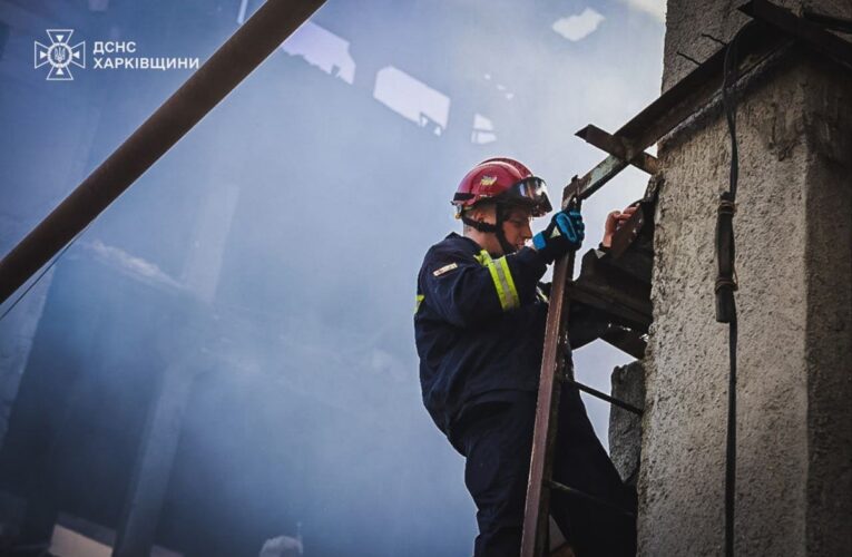 У Харкові внаслідок удару РФ горить багатоквартирний дім