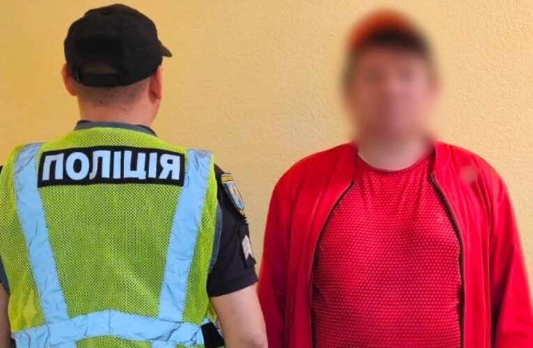 У Києві 49-річний чоловік катався між вагонами метро