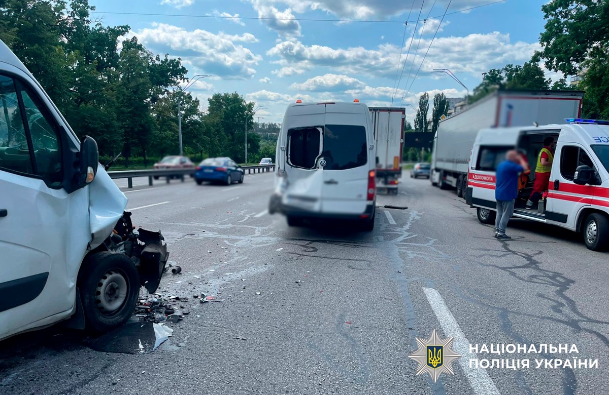 Новини Києва - У Києві мікроавтобус протаранив авто, постраждали діти