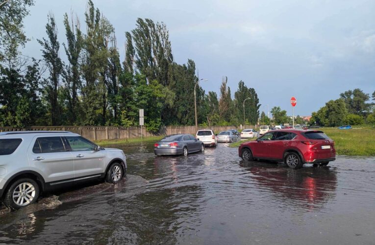 У Києві негода пошкодила автомобілі та майно
