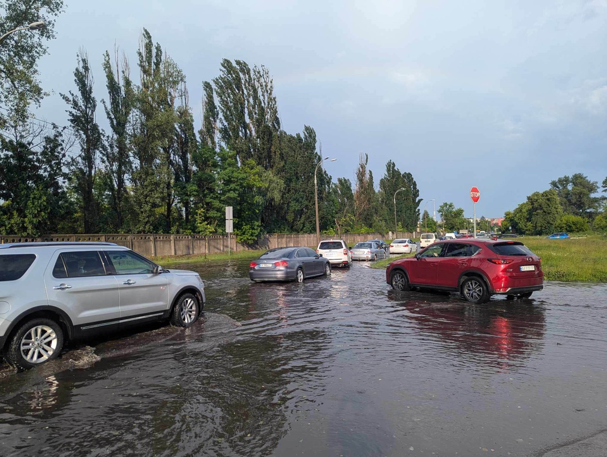 Новини Києва - У Києві негода пошкодила автомобілі та майно