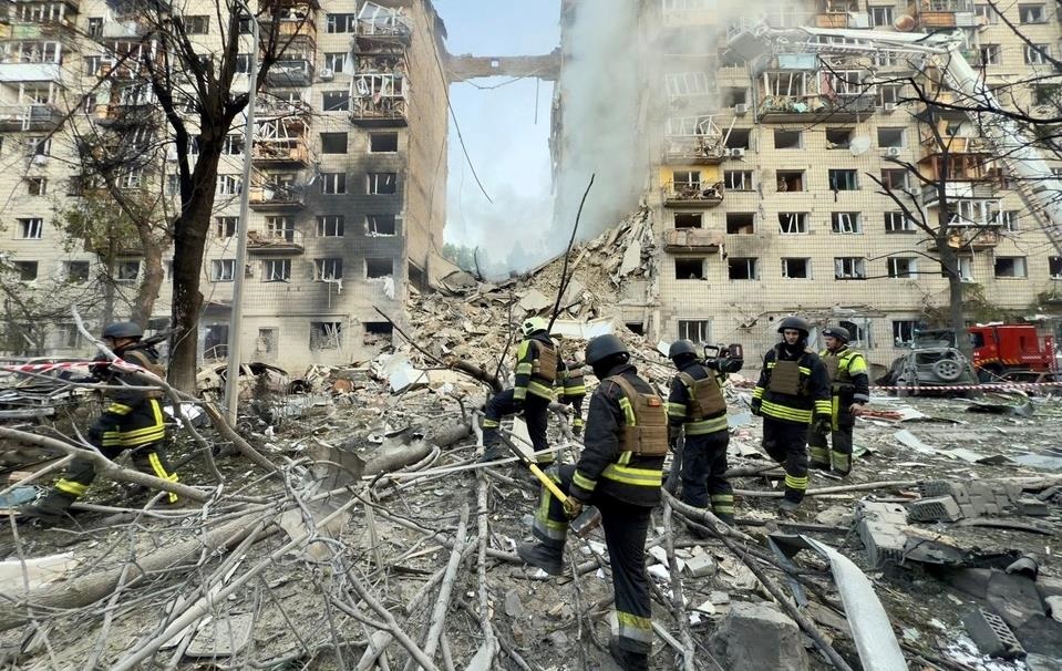 Новини Києва - У Києві ракета РФ пробила дев’ять поверхів будинку