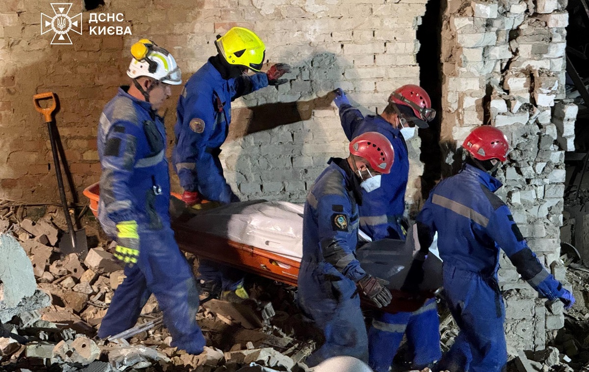 Новини Києва - У Києві з-під завалів дістали тіла ще трьох людей