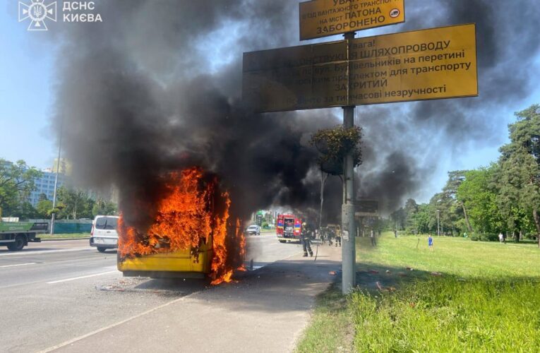 У Києві згоріла маршрутка