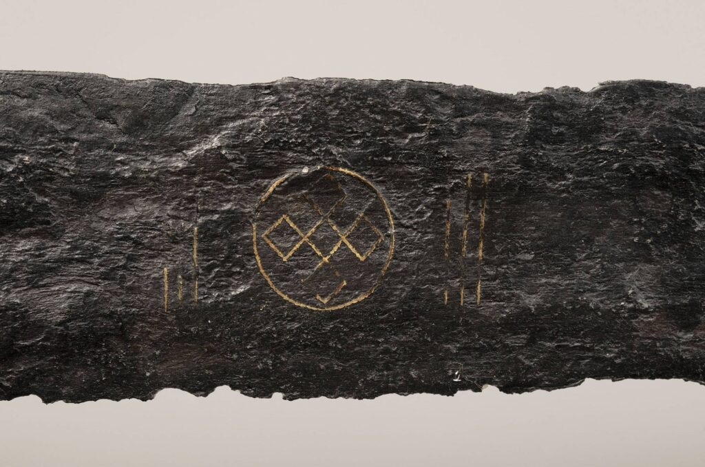 Технології - У Нідерландах знайшли рідкісний тисячолітній меч з символами вірності