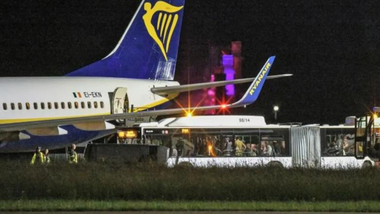 Новини світу - У Німеччині літак Ryanair здійснив екстрену посадку, 9 постраждалих