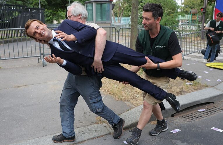 У Парижі з музею вкрали статую Макрона та принесли під посольство РФ