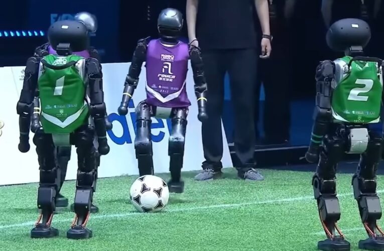У Пекіні пройшов перший матч з футболу між роботами