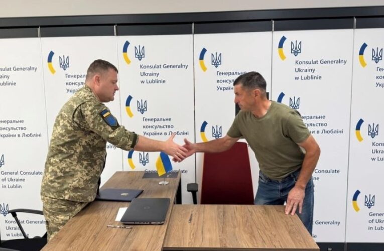 У Польщі четверта група добровольців підписала контракти із ЗСУ