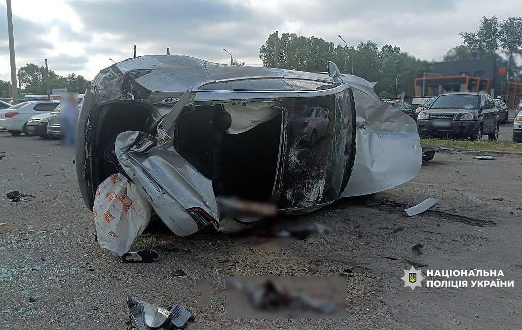 Новини України - У Полтаві Tesla влетіла в парковку, є постраждалі