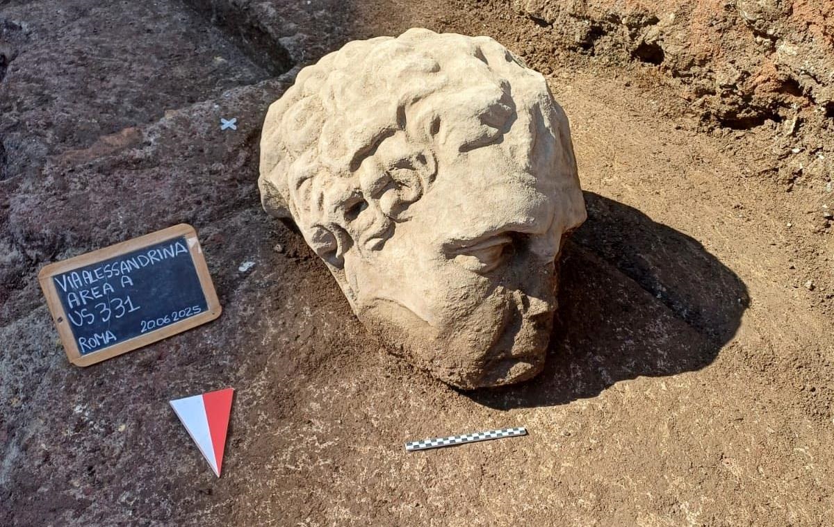 Технології - У Римі під площею Форуму Траяна знайшли гігантську мармурову голову