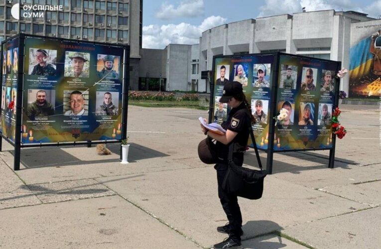 У Сумах на портретах загиблих воїнів вирізали Z