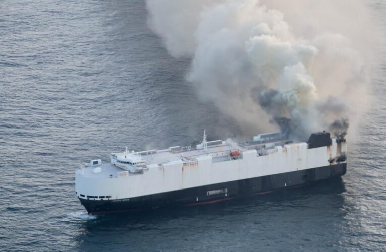 У Тихому океані горить судно з 3000 автомобілями на борту