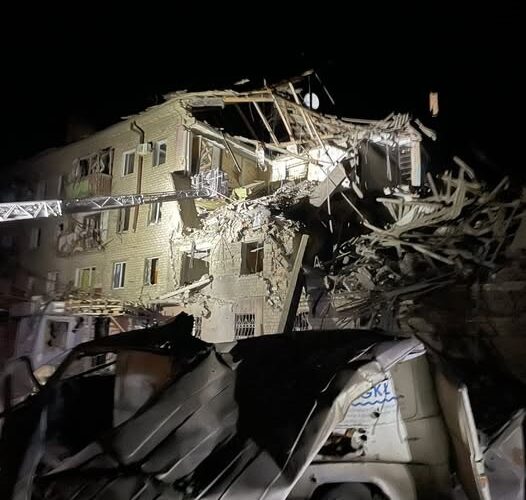 Удар по Краматорську: під завалами будинку перебувають люди