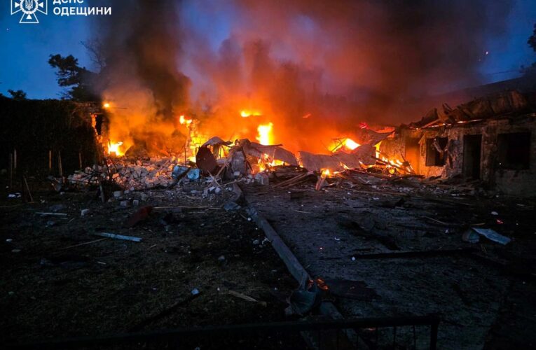 Удар по Одещині: горіли станція швидкої та будинки