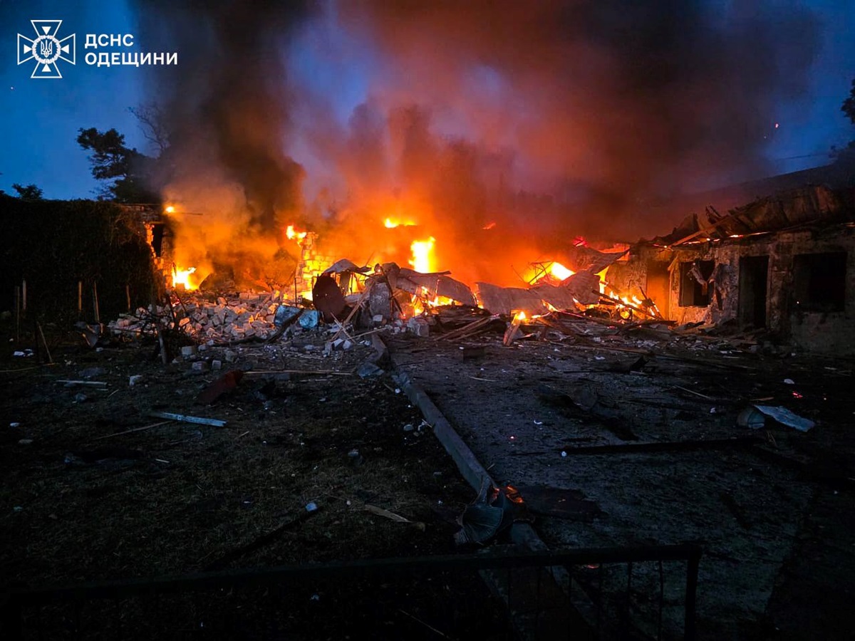 Новини України - Удар по Одещині: горіли станція швидкої та будинки