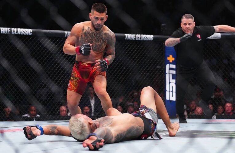 UFC: Топурія став чемпіоном у легкій вазі, достроково здолавши Олівейру