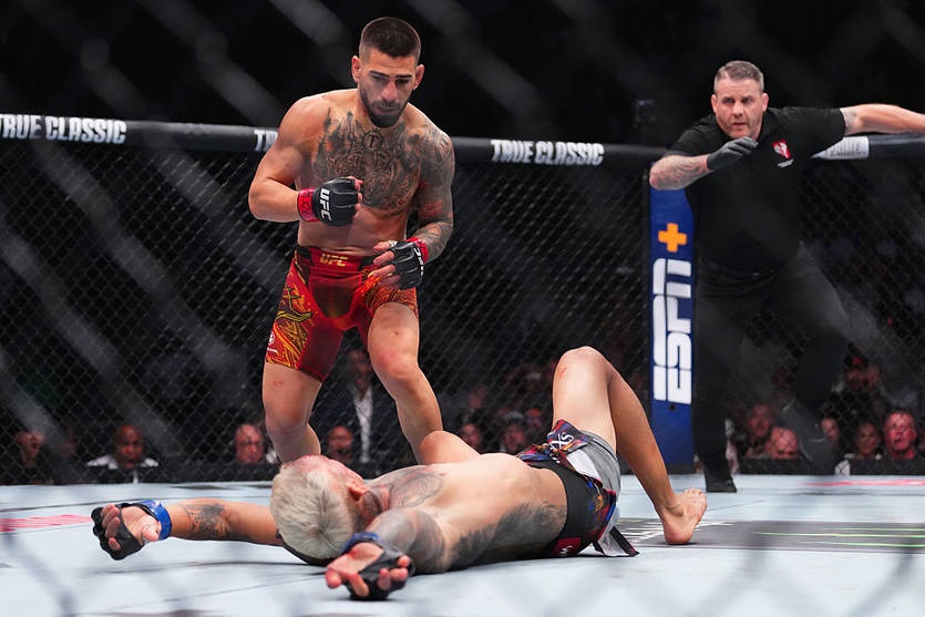 Без категорії - UFC: Топурія став чемпіоном у легкій вазі, достроково здолавши Олівейру