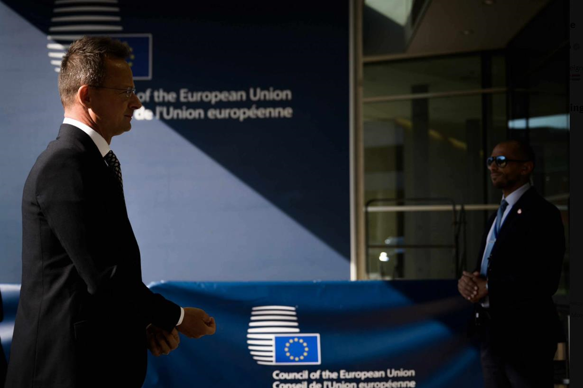 Новини світу - Угорщина ветувала план Єврокомісії щодо відмови від енергоносіїв РФ