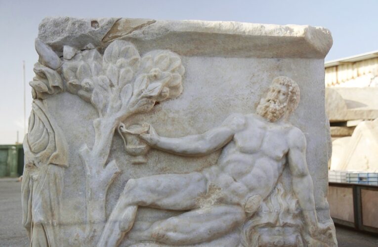 В Ізраїлі знайдено унікальний саркофаг із зображенням Діоніса та Геракла