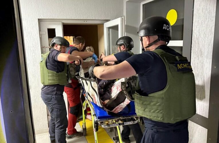 В Нікополі росіяни вдарили по ДСНС, а потім – по медиках