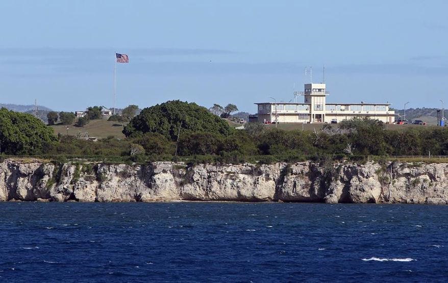 Новини світу - В США планують таємно відправити тисячі мігрантів на базу Гуантанамо - ЗМІ