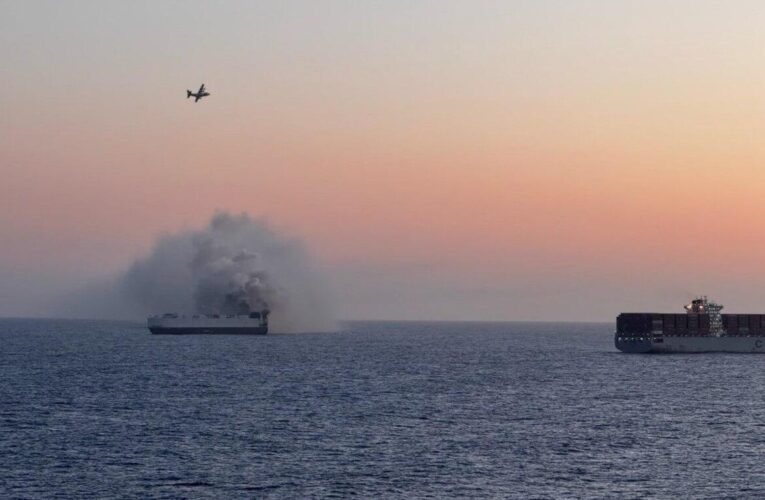 В Тихому океані затонуло судно з 3000 авто, яке горіло три тижні