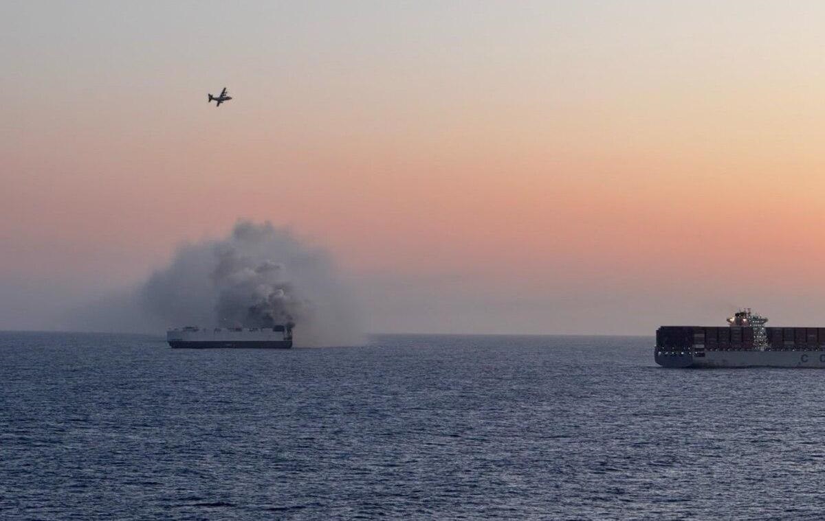 Новини світу - В Тихому океані затонуло судно з 3000 авто, яке горіло три тижні