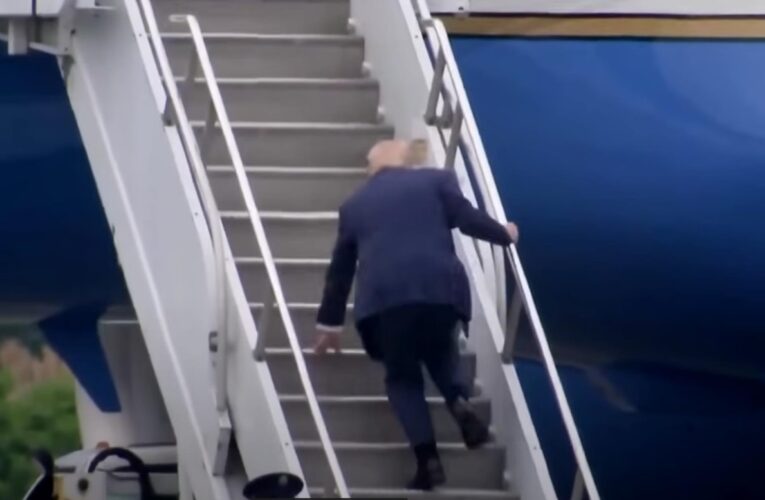 Як Байден: Трамп перечепився на трапі літака