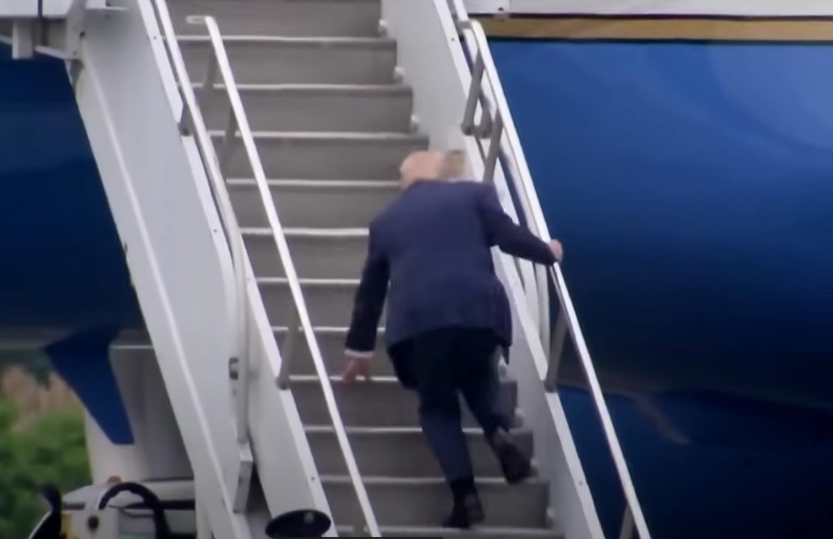 Новини світу - Як Байден: Трамп перечепився на трапі літака