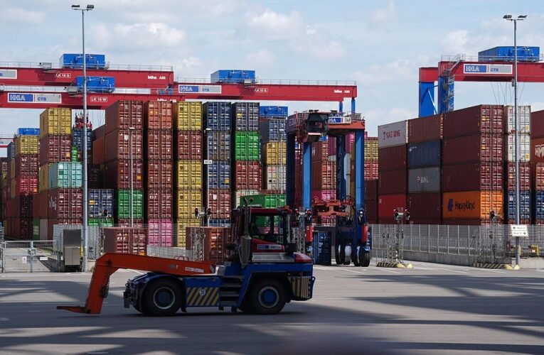 Європейські порти переповнені через мита Трампа