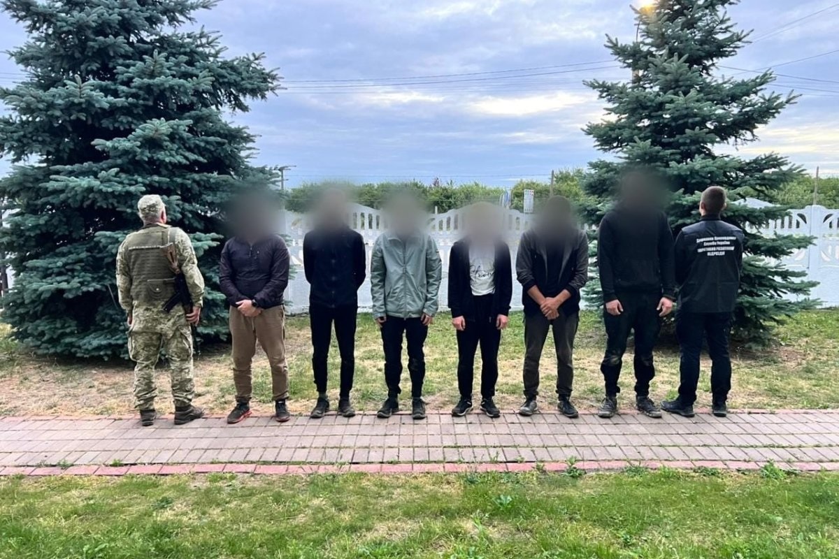 Новини України - Йшли в Угорщину: прикордонники викрили групу порушників